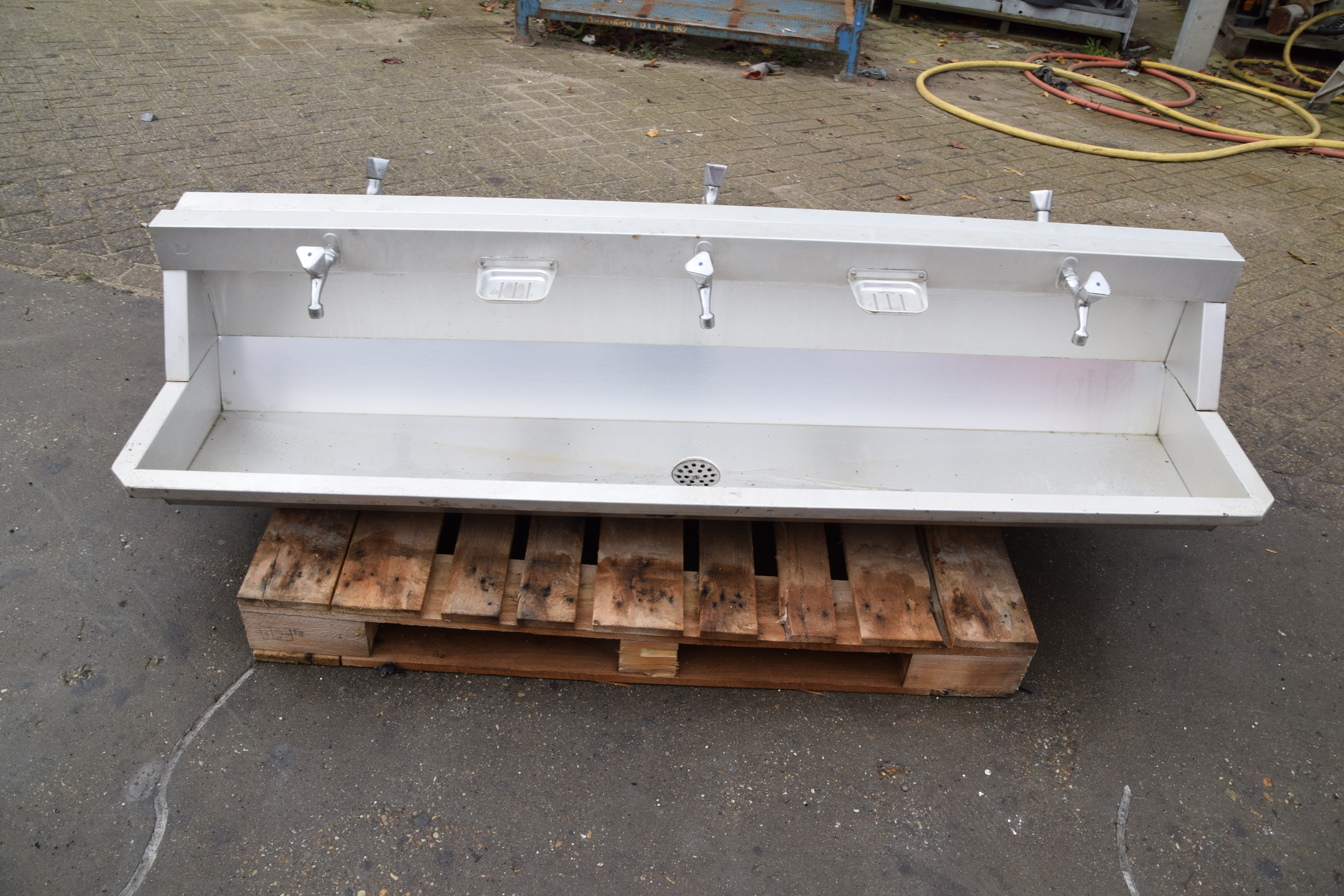 RVS wasbak/goot incl. 3 kranen en 2 zeepbakjes